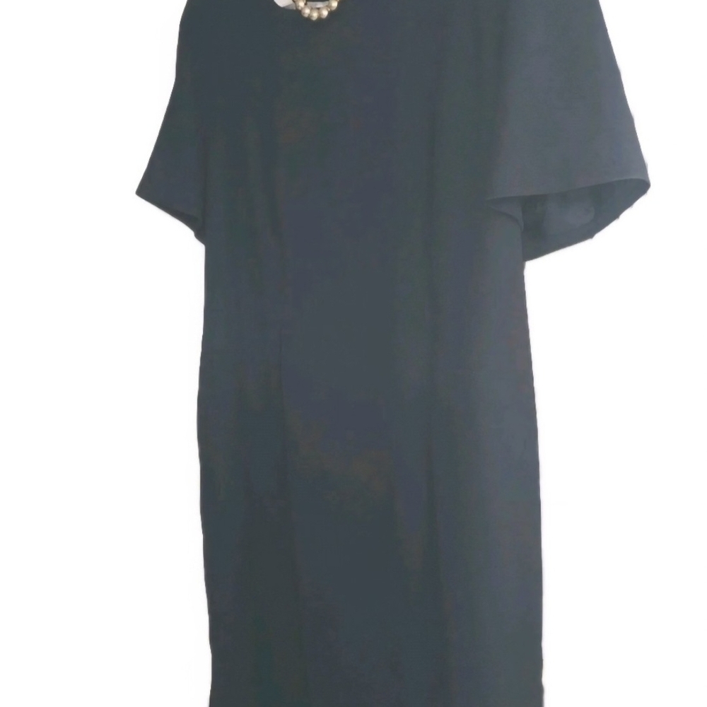 Sophisticated Black Dress with Pearl Accent